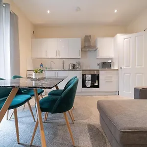 Luxury 3 Bedroom Near Apartment